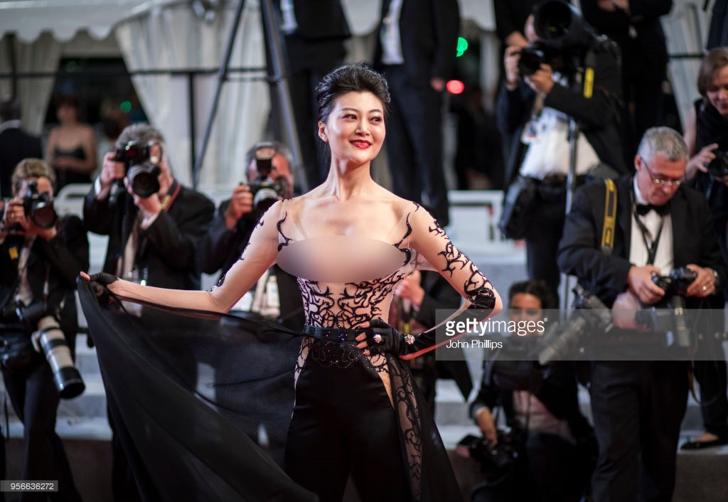 Mỹ nhân vô danh Trung Quốc lộ nhũ hoa, mặc Long bào bắt chước Phạm Băng Băng tại Cannes 2018